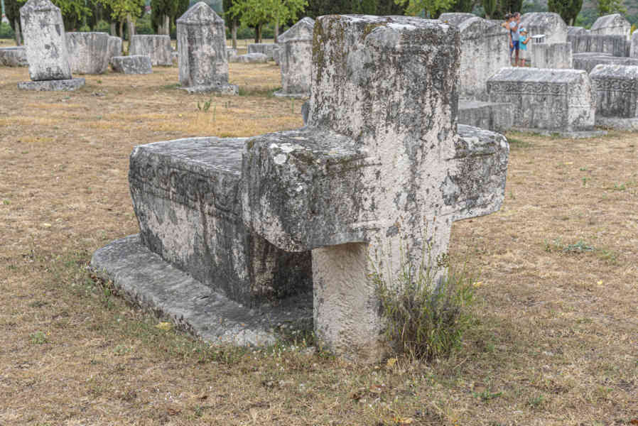 Bosnia y Herzegovina - Stolac - necrópolis de Radimlja - tumbas Stecci 09.jpg
